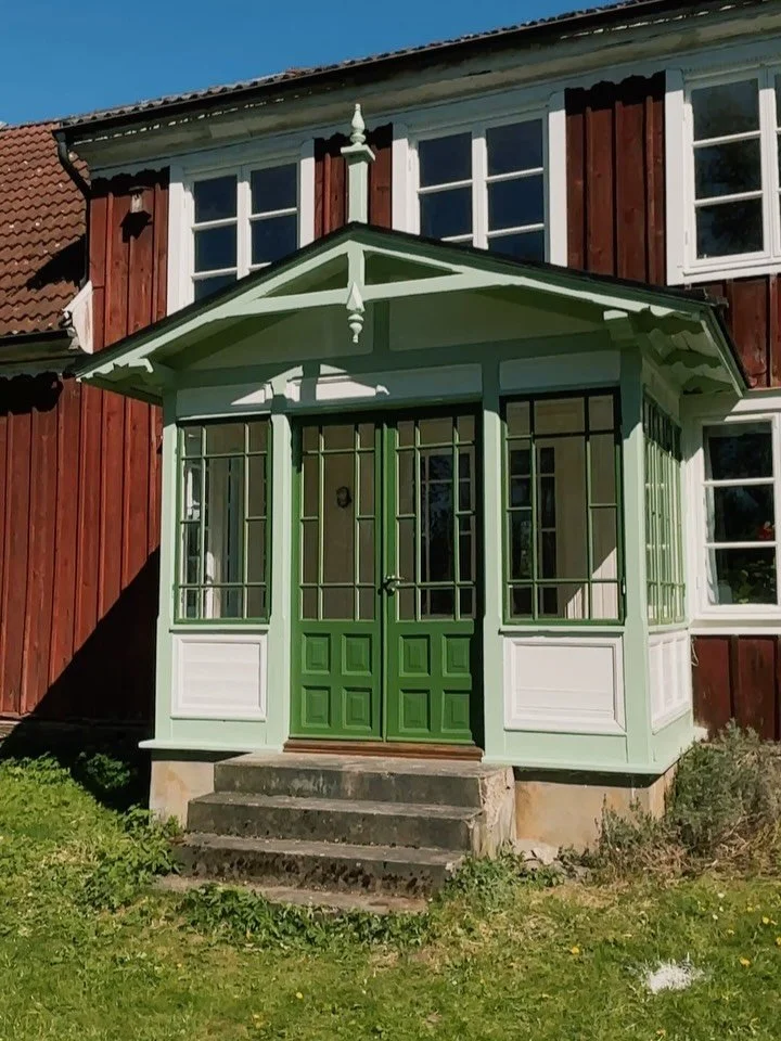 En glasveranda som &aring;terigen f&aring;r pryda sitt hus som ett smycke. Kronan p&aring; verket, gr&auml;dden p&aring; moset.. The cherry on top 🍒 

F&ouml;rutom en minst sagt v&auml;lbeh&ouml;vlig renovering av f&ouml;nsterb&aring;garna och pard&