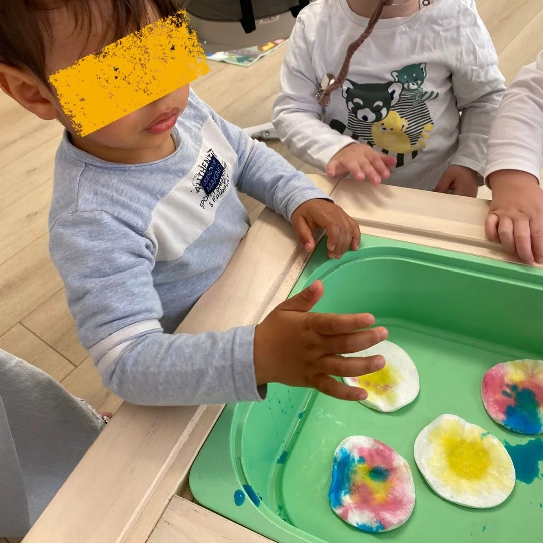 Éveil Scientifique à la Crèche : Nos Petits Chercheurs créent des "Fleurs Magiques" !