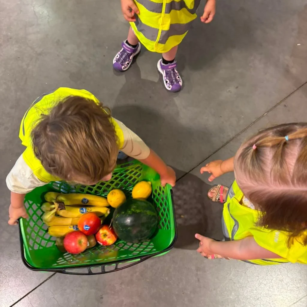 Sortie pédagogique au marché : l'éveil plurilingue et l'approche STEAM à la Crèche Les Mousquetaires