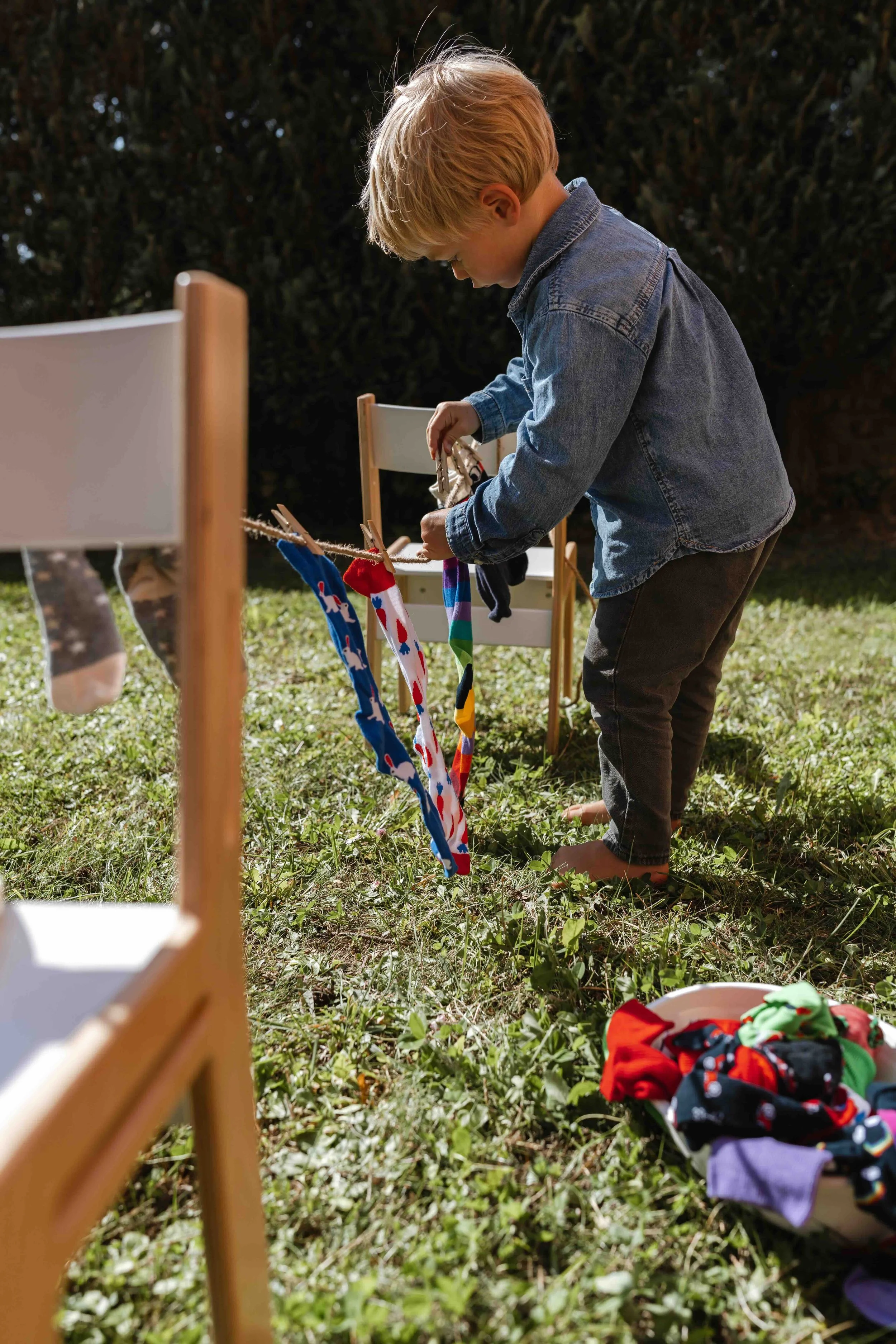 Activité STEAM de reconnaissance de motifs : enfant associant des paires de chaussettes à la crèche Les Mousquetaires