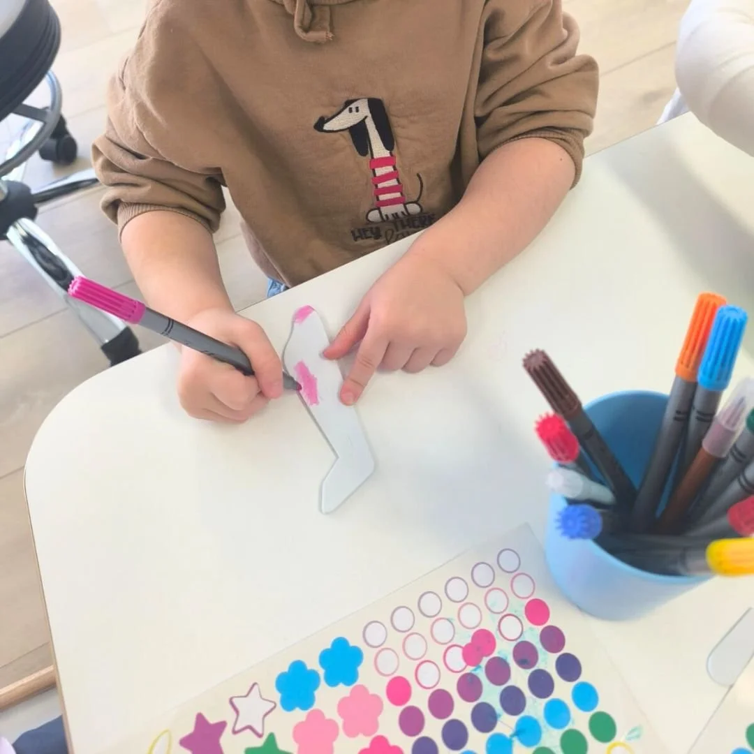 Enfant coloriant un avion lors d’une activité créative à la crèche Les Mousquetaires à Leudelange