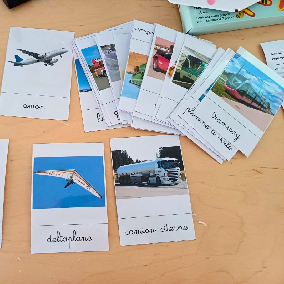 Cartes éducatives de moyens de transport utilisées lors d’une activité à la crèche Les Mousquetaires à Leudelange