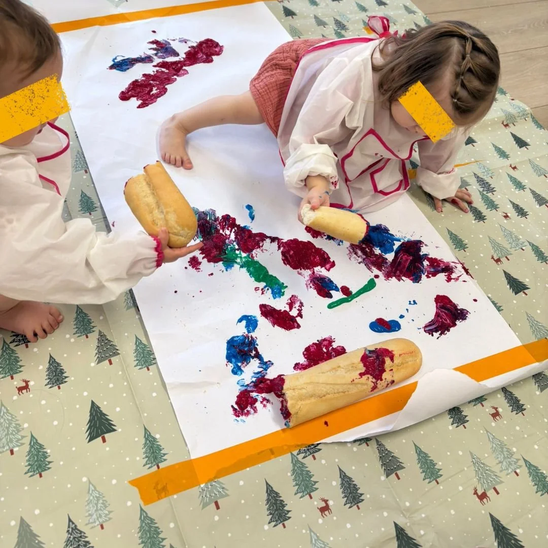 Activité d'éveil artistique utilisant du pain comme tampon sur une grande fresque, crèche Leudelange Luxembourg.