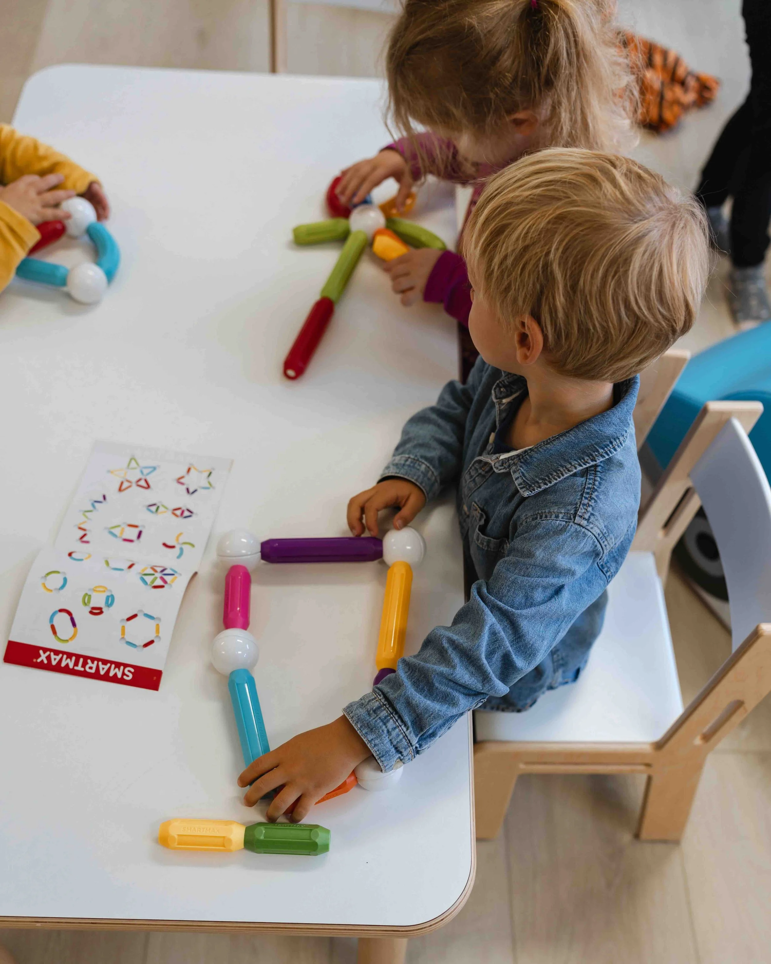 Activité STEAM de construction de formes avec pièces magnétiques réalisée par les enfants à la crèche Les Mousquetaires