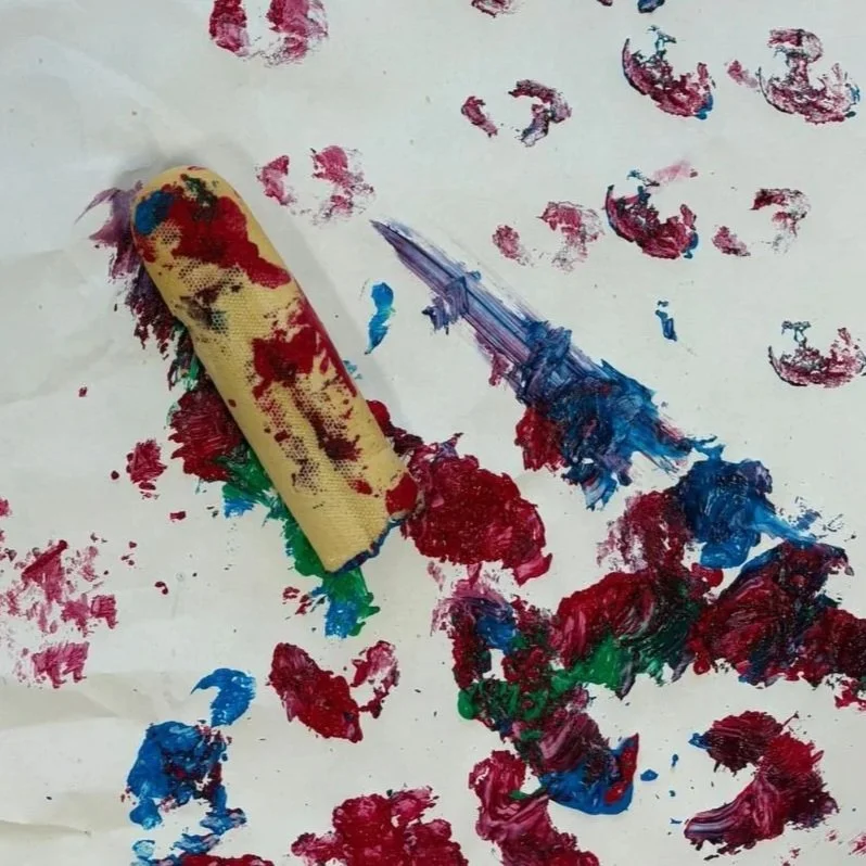 Zoom sur une fresque colorée réalisée par les enfants avec des techniques de peinture alternatives à la crèche les mousquetaires