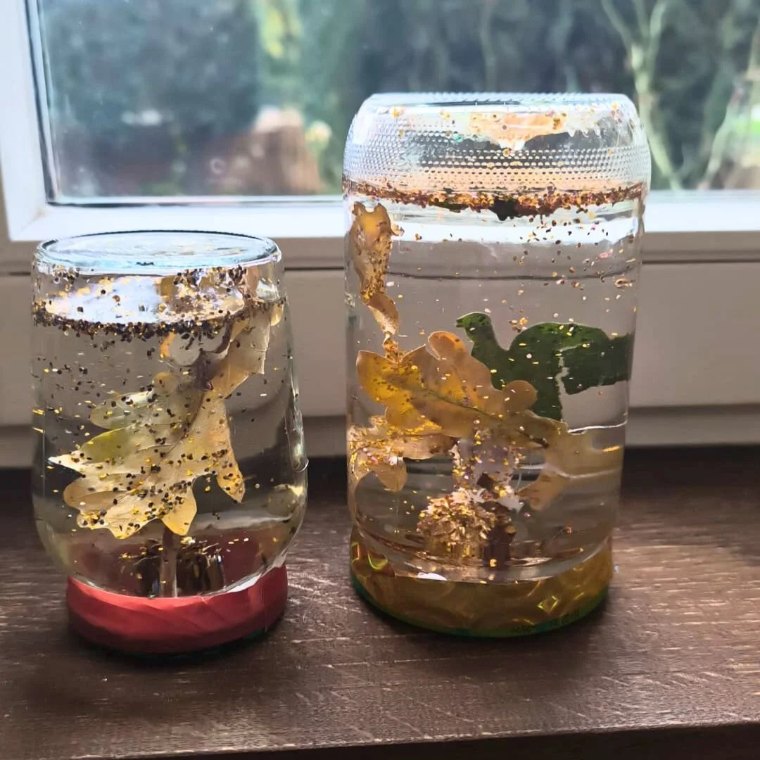 Activité créative d’automne avec boule à neige et feuilles réalisée par les enfants à la crèche Les Mousquetaires