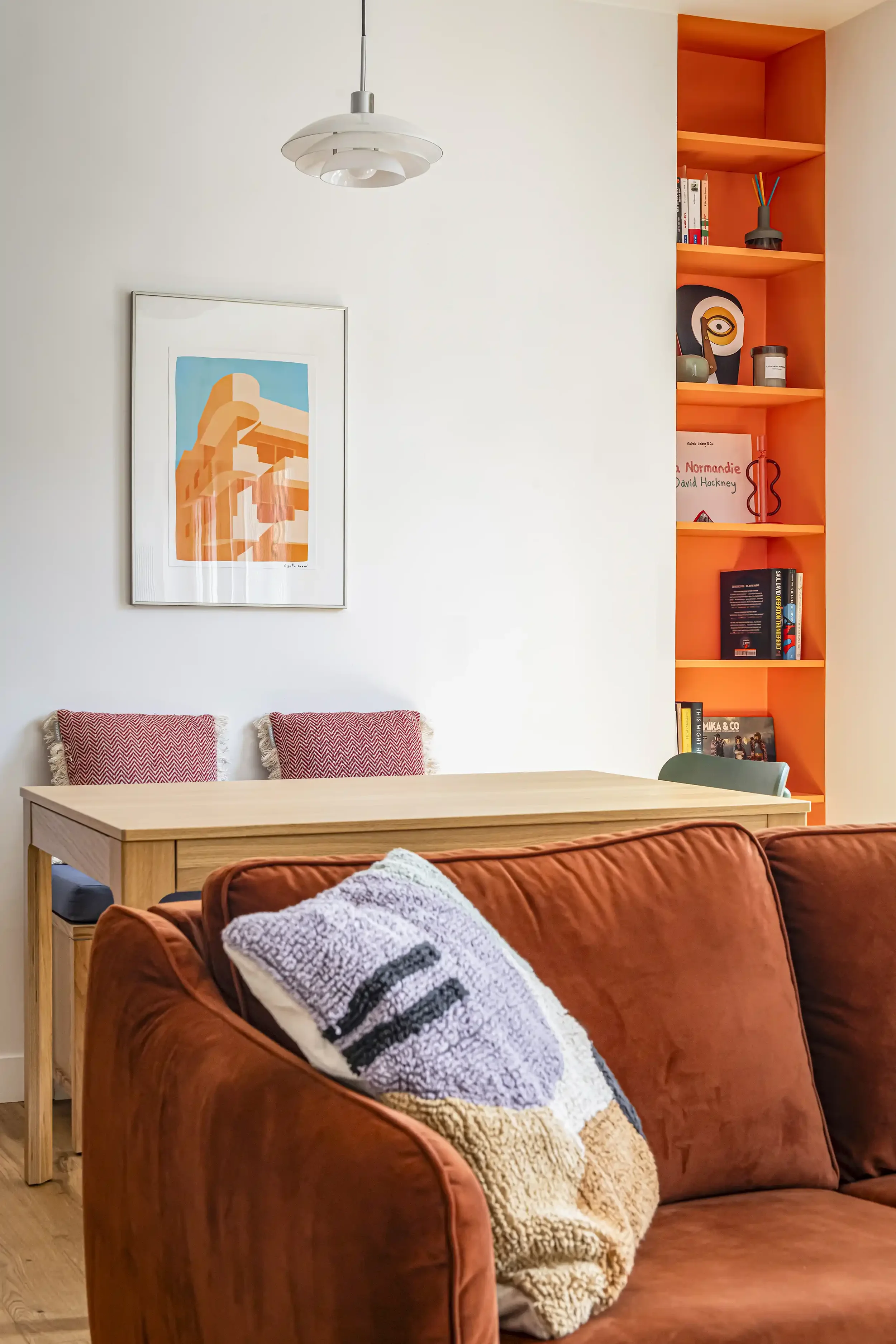 Gros plan sur un canapé en velours avec coussins texturés et tissés pour une décoration de salon chaleureuse.