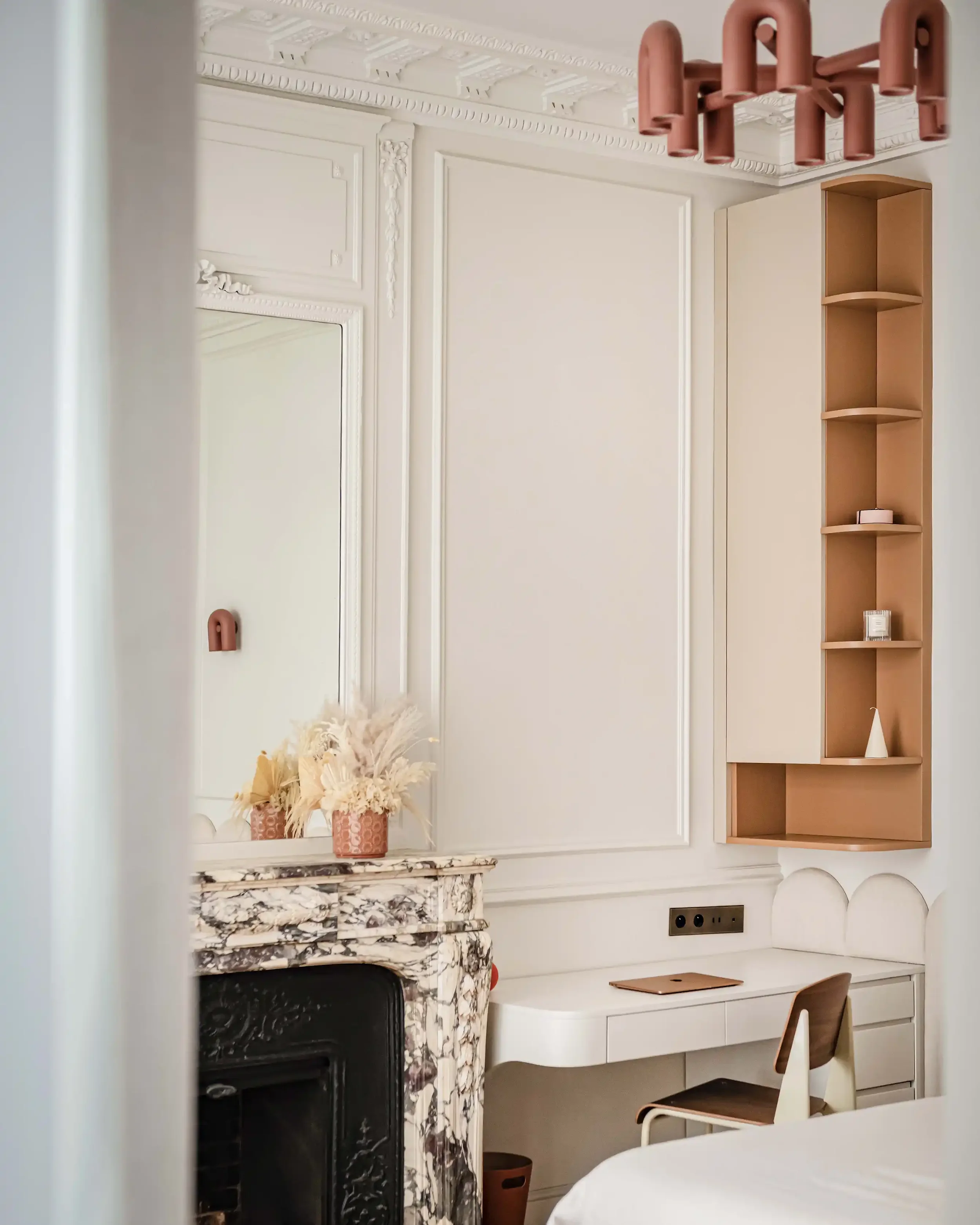 Aménagement d'un coin bureau sur mesure dans une chambre avec moulures et cheminée en marbre à Paris.