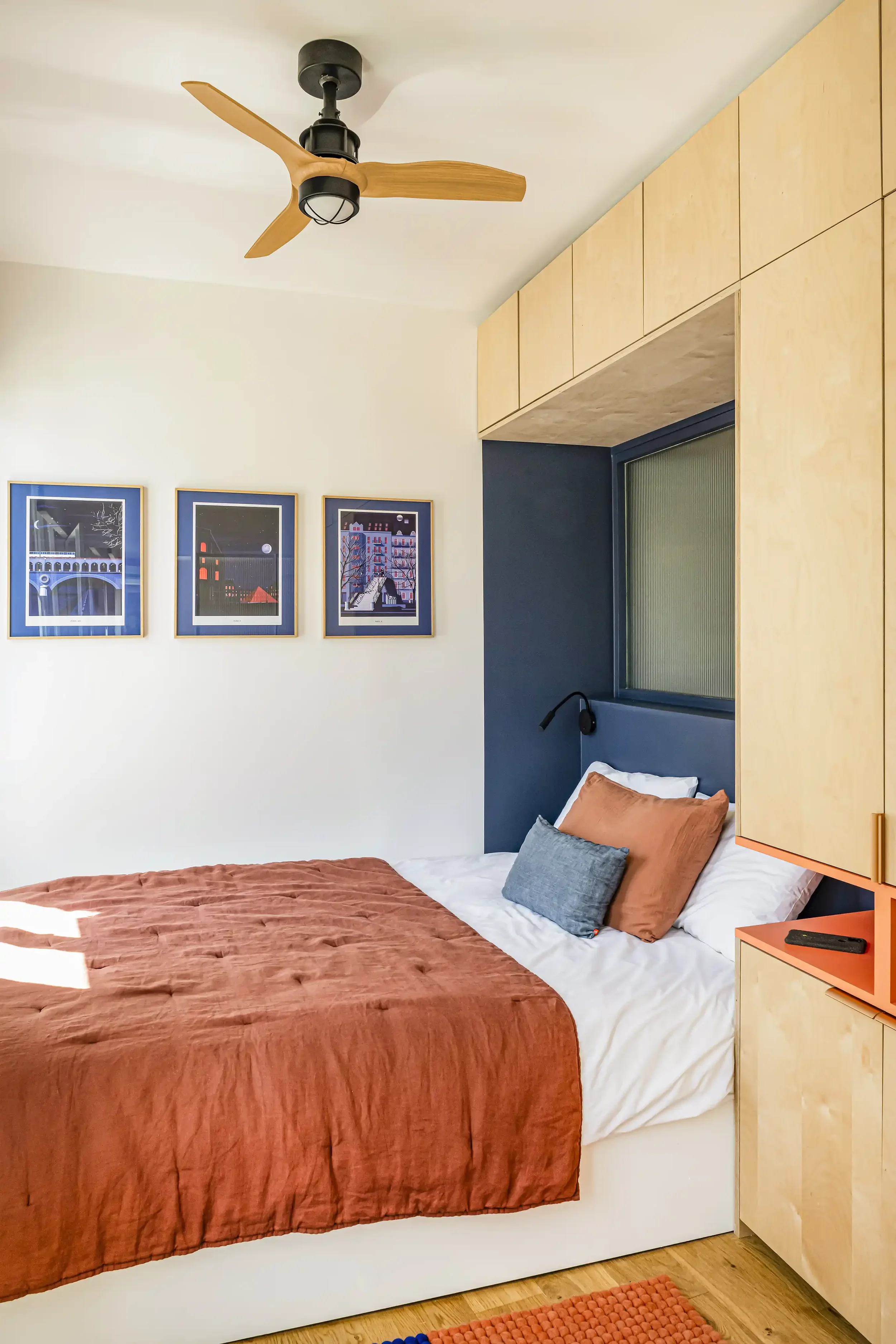 Lit en alcôve sur mesure avec rangements intégrés et étagères pour l'optimisation d'un petit espace.