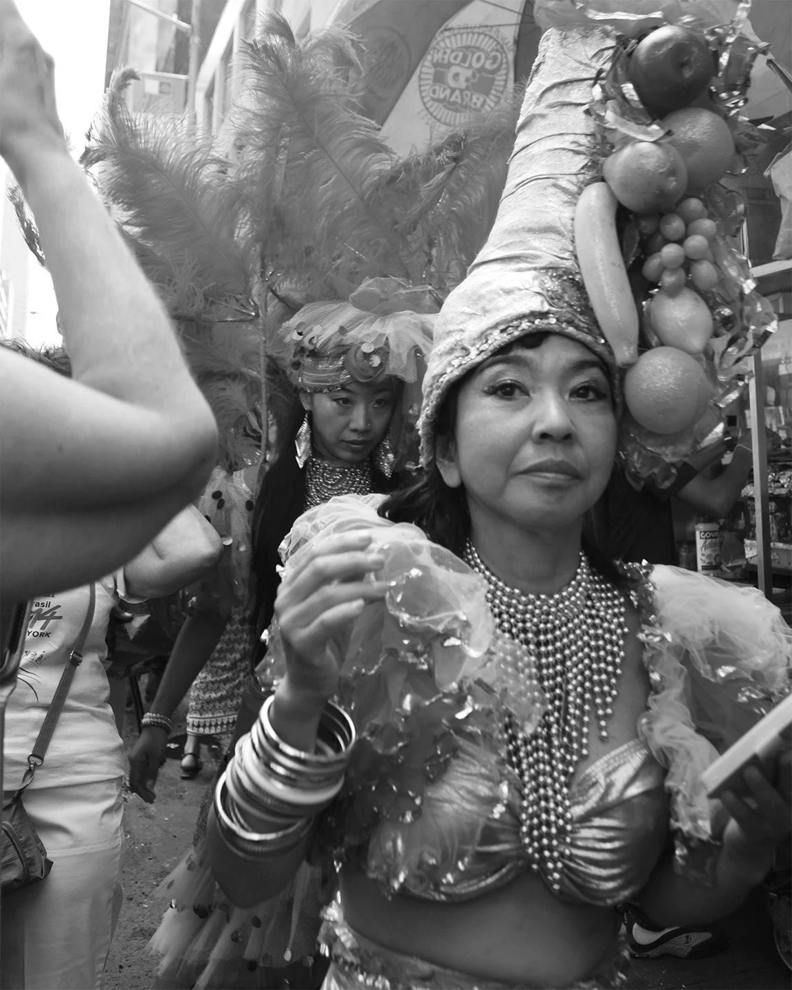 2014_09_11_AndreaDiasBreitman_StreetPhotography_BrasilianParade_FruitHat01_BW_Web.jpg