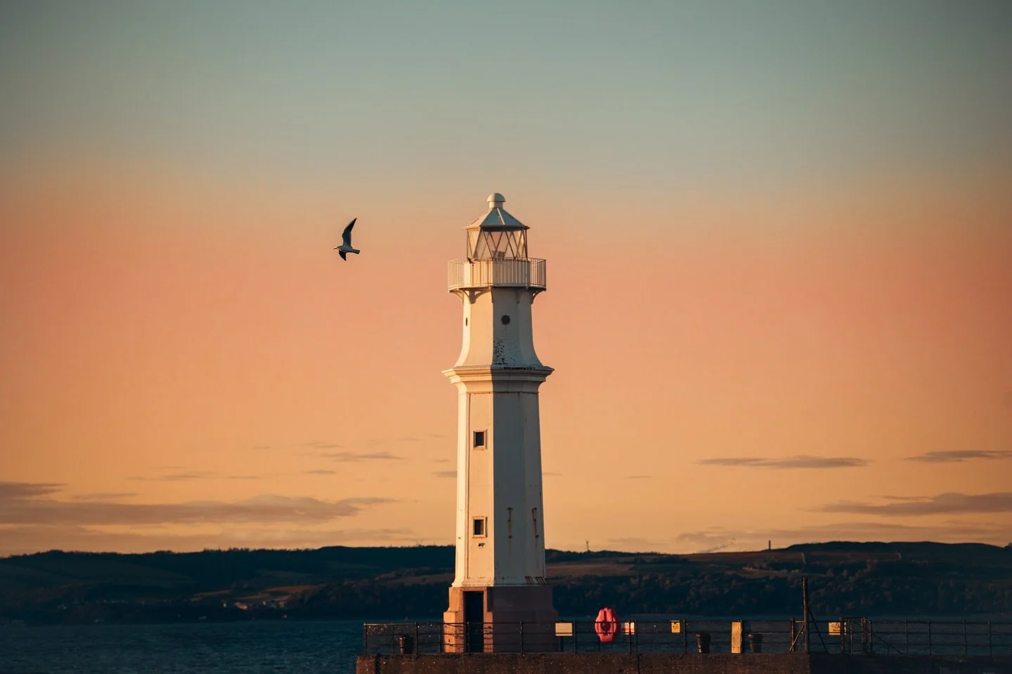 Autumn in Edinburgh🍁 the streets smell of stories, leaves dance in the wind, and every single step feels like walking through a living fairytale 🕰️🍂📜🥮🤎🧹also had the best hot chocolate of my life here, in a park, watching the sunset🌼

#edinbur