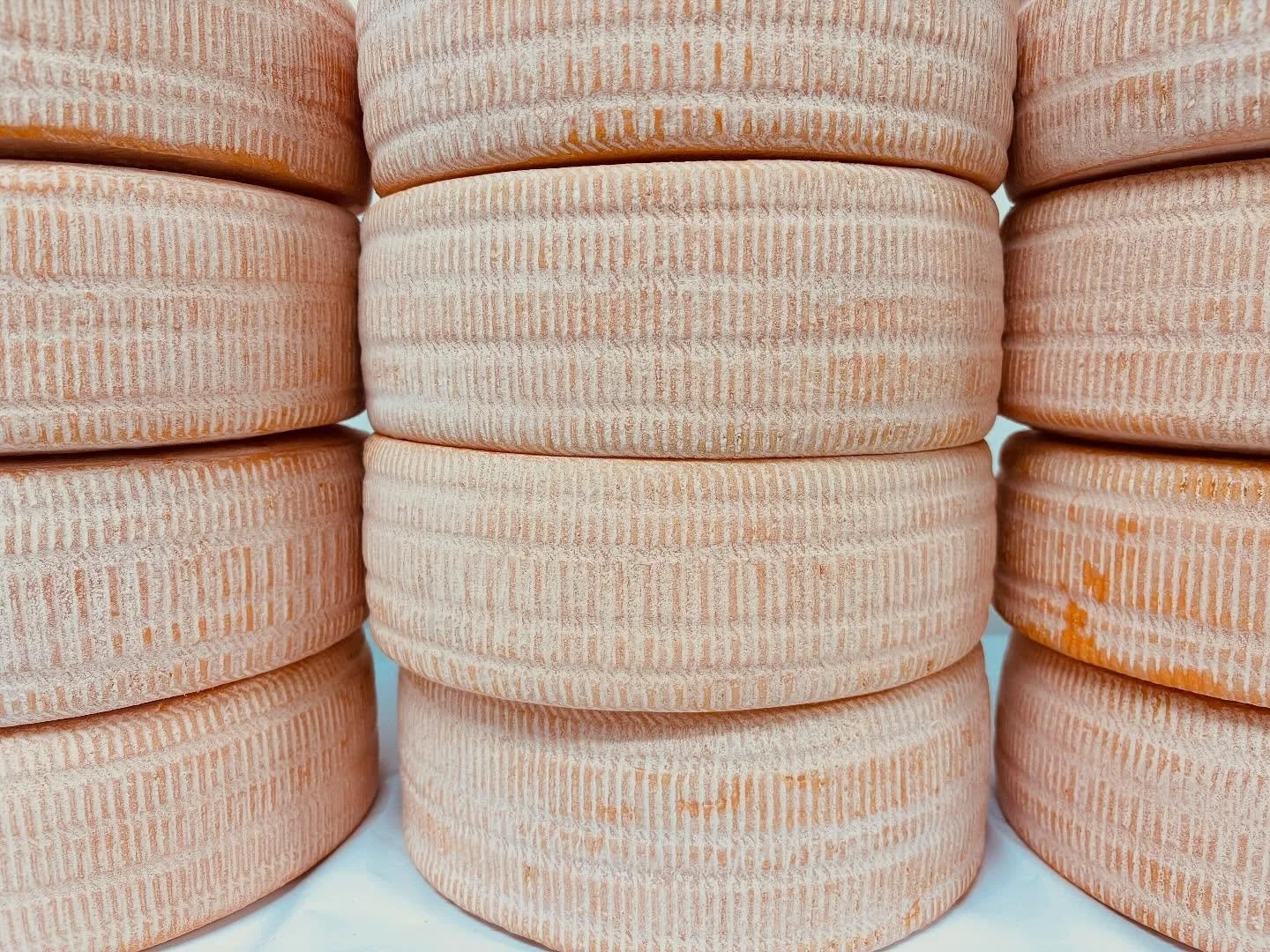 It&rsquo;s a nice day to be wrapping whole wheels. Pretty pretty Pawlet. 

#cheeseislife #washedrind #beautifulfood