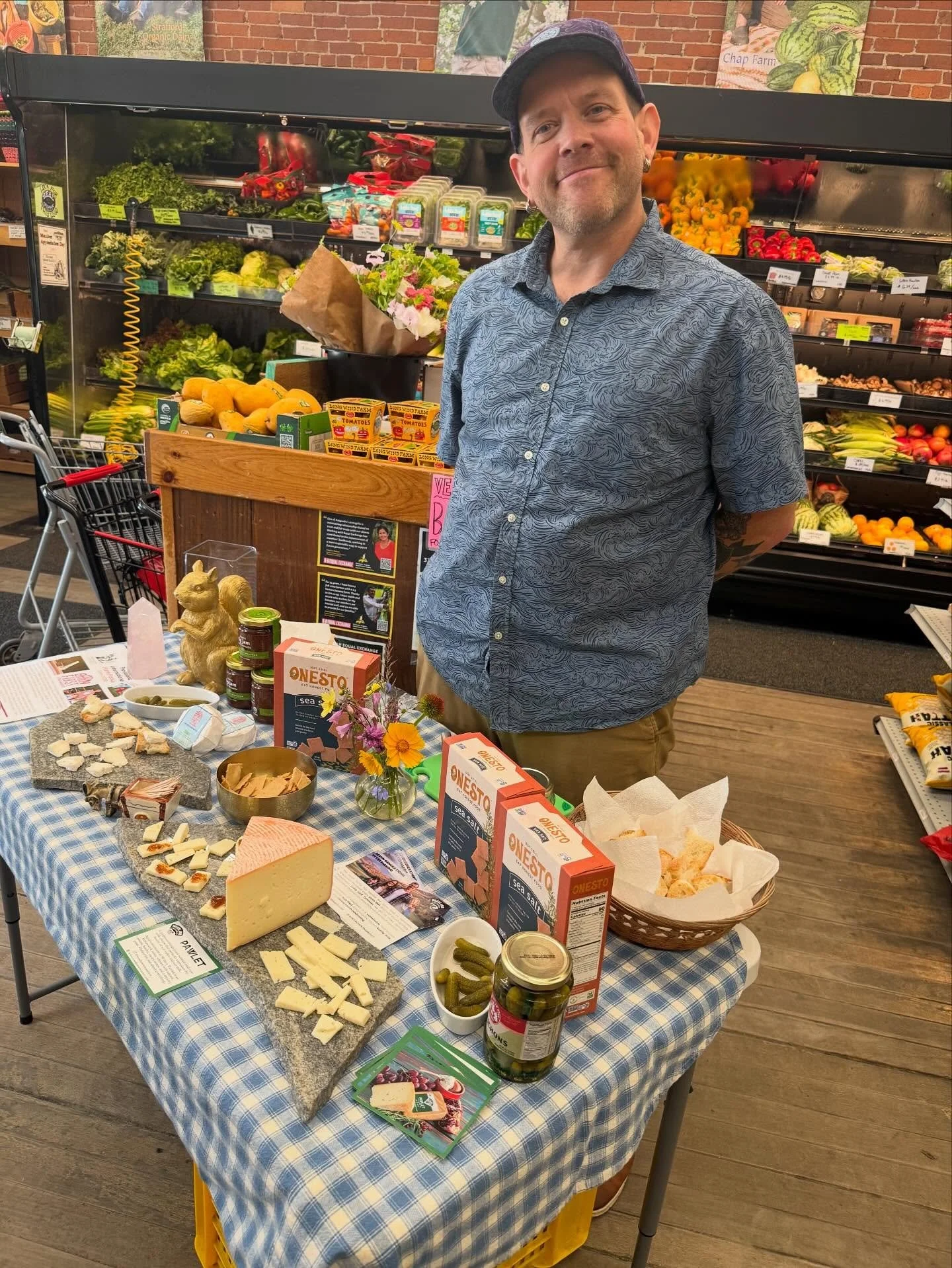 Hey that&rsquo;s Jesse from @provisionsintl showcasing our beautiful washed rind Italian toma, Pawlet, at the @southroyaltonmarket 

We LOVE sharing our cheese&mdash;demo it up! 

#yepthatspawlet #vermontcheese