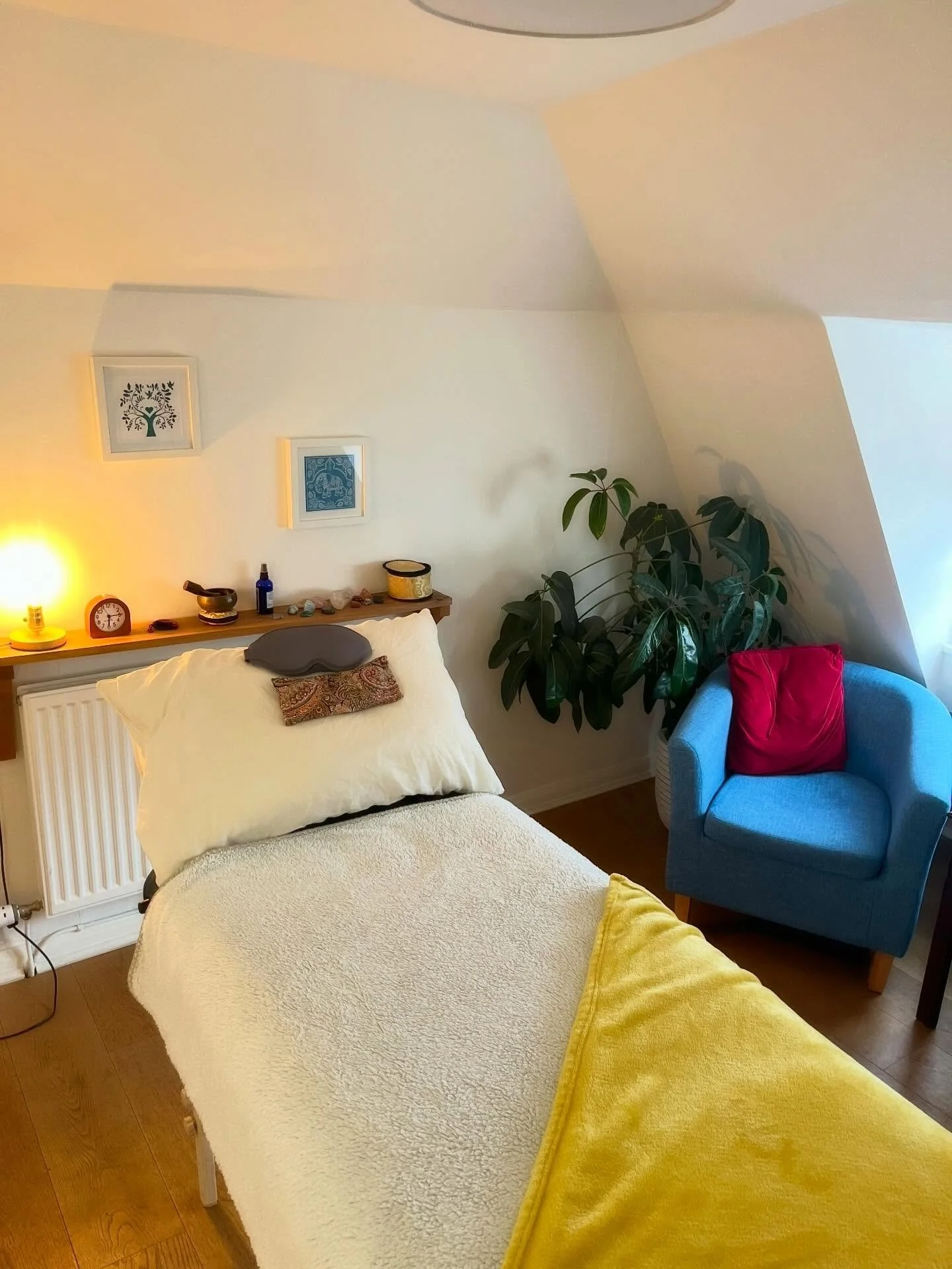 The energy of the space is important ✨

I love working in this cosy room, softening the world for you all one session at a time! 

Two lovely clients over the past two evenings, a beautiful, grounded start to a long Easter weekend. 

As always if you