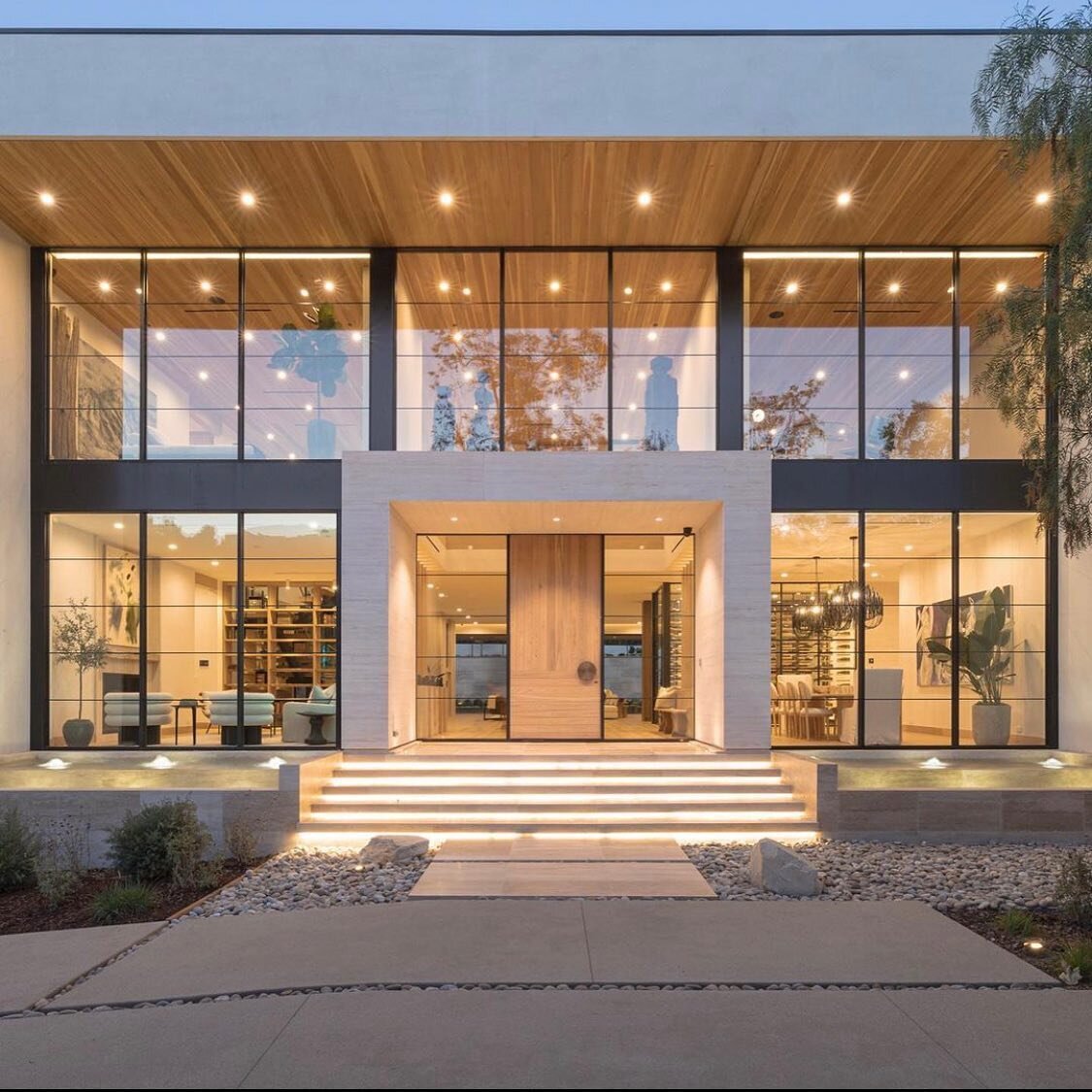 Excited to share our latest staging project with the newly built home, Odin by @jaeomardesign, recently featured in @robbreport! Honored to be amongst great partner for this project @creativeartpartners @tylerjhogan @nicole.deleo.plaxen @jvedevelopme