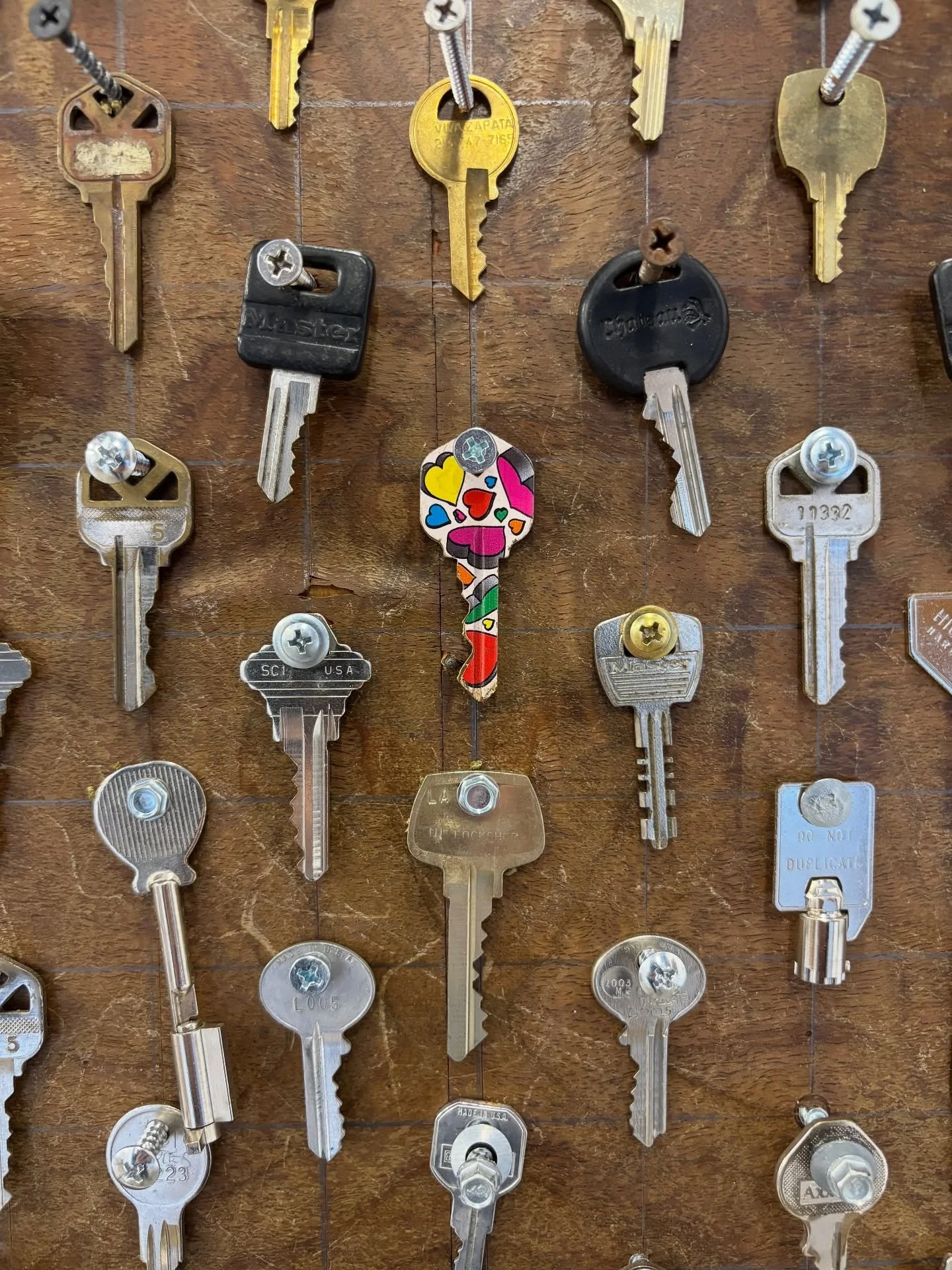 You have the 🔑 to my ❤️ 
.
Artwork by amazing Artist @mrtonybrown !
.
Missed the show opening? No problem! Come around to the Closing party 10/25 ✨
.
.
.
#art #artwork #sculpture #keys #vernissage #artshow #losangeles #inglewood #california