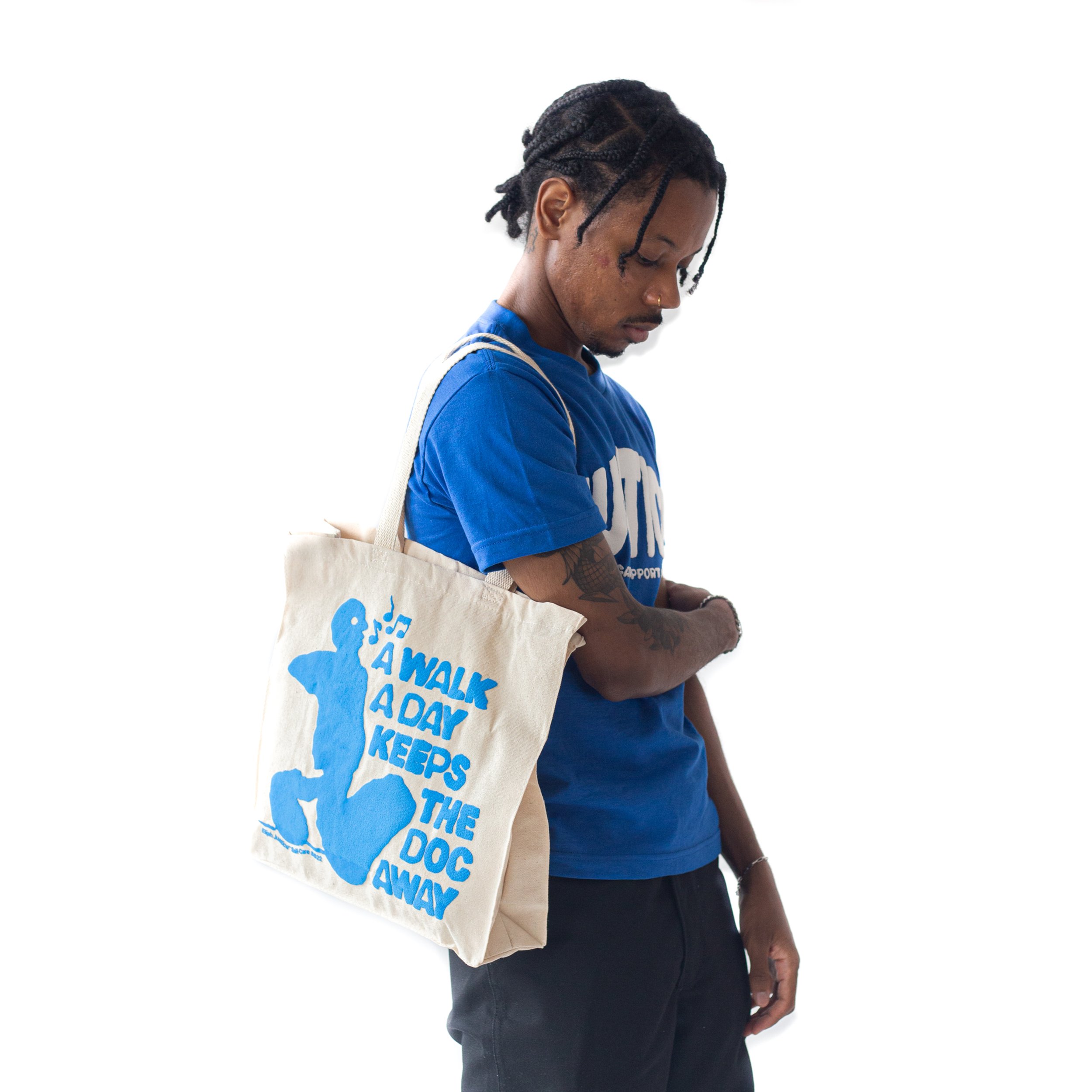 EJ_SS22_A-Walk-A-Day-Tote_Model-1.jpg