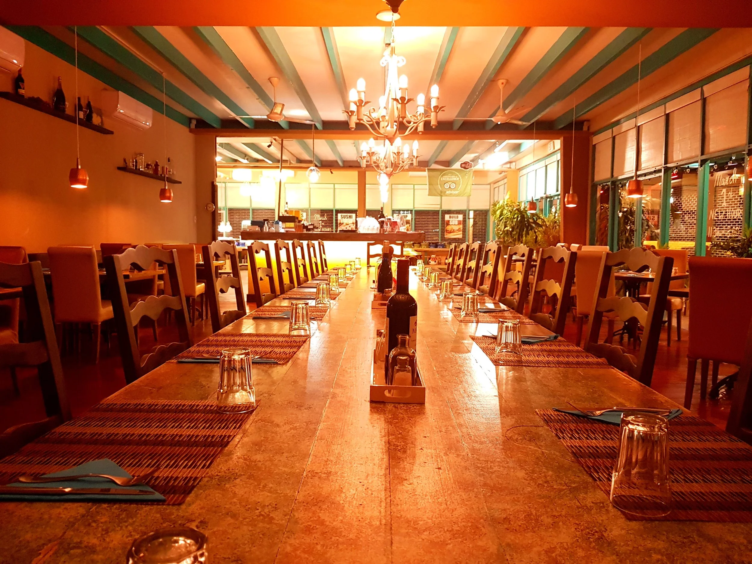 Villa Eats Chef Sander van Kints has build Aruba's largest dining table.