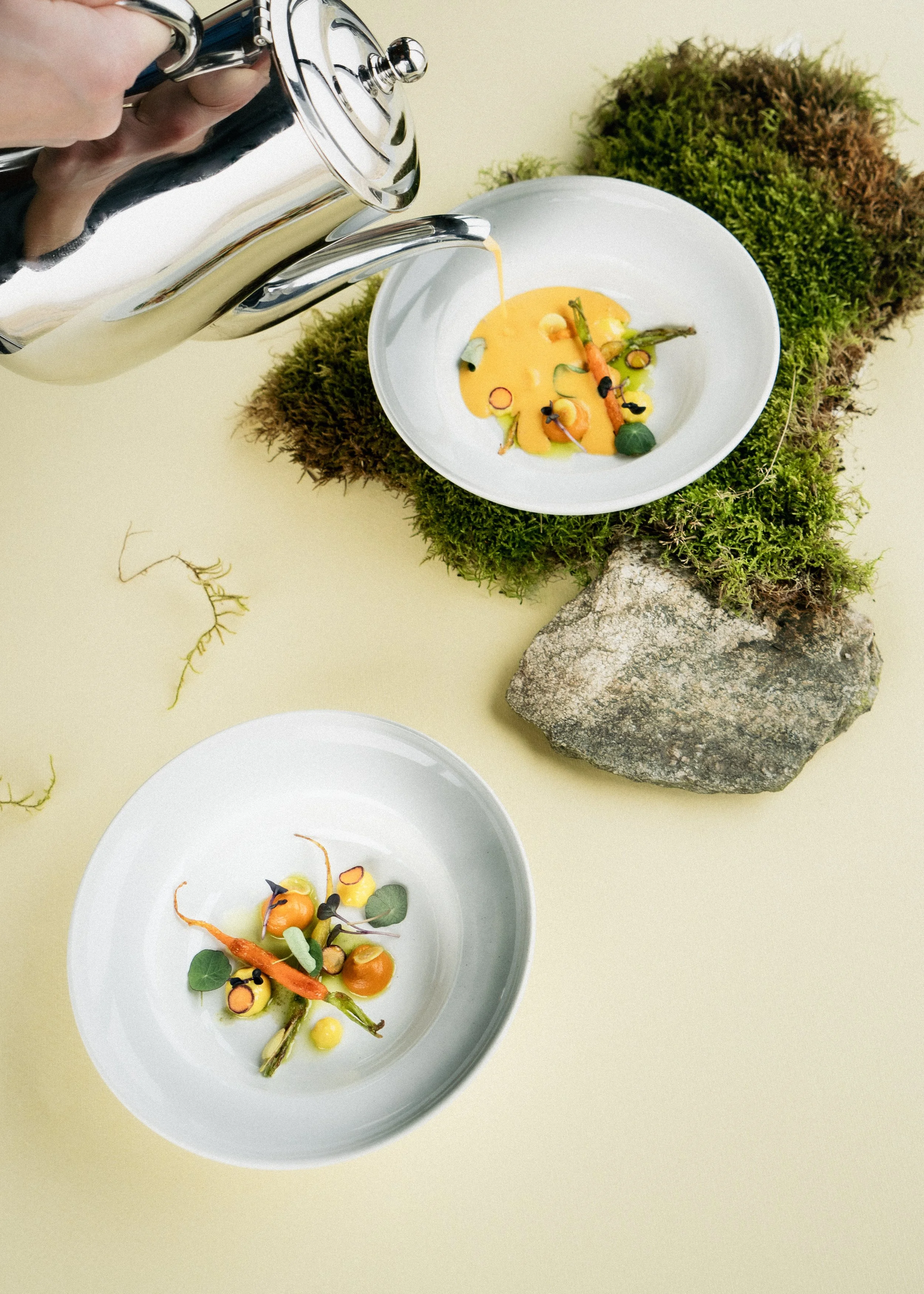 Produkt- og matfoto med lys bakgrunn og nøye styling, visuell identitet og merkevarefoto.