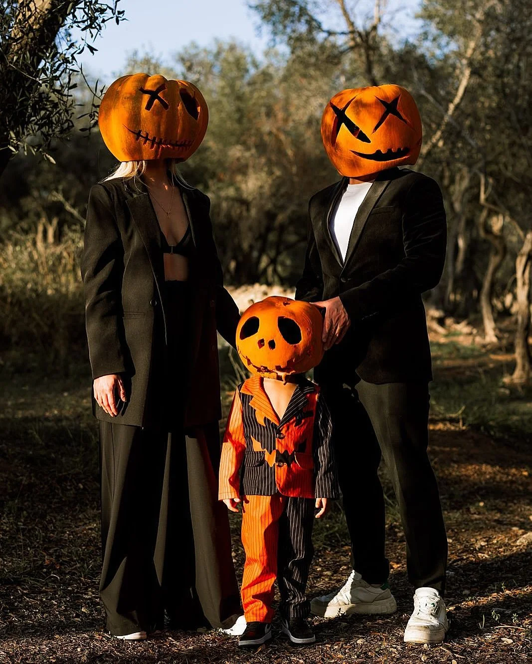 @jessicafalzon97, @mvella_12 and the cute little guy in between showed up in pumpkins for some photos for Halloween 🎃 

Here are a few highlights 📸 
Swipe ➡️ to see a cute moment with the pumpkins off ❤️

#halloween #halloweenphotoshoot #halloweenm