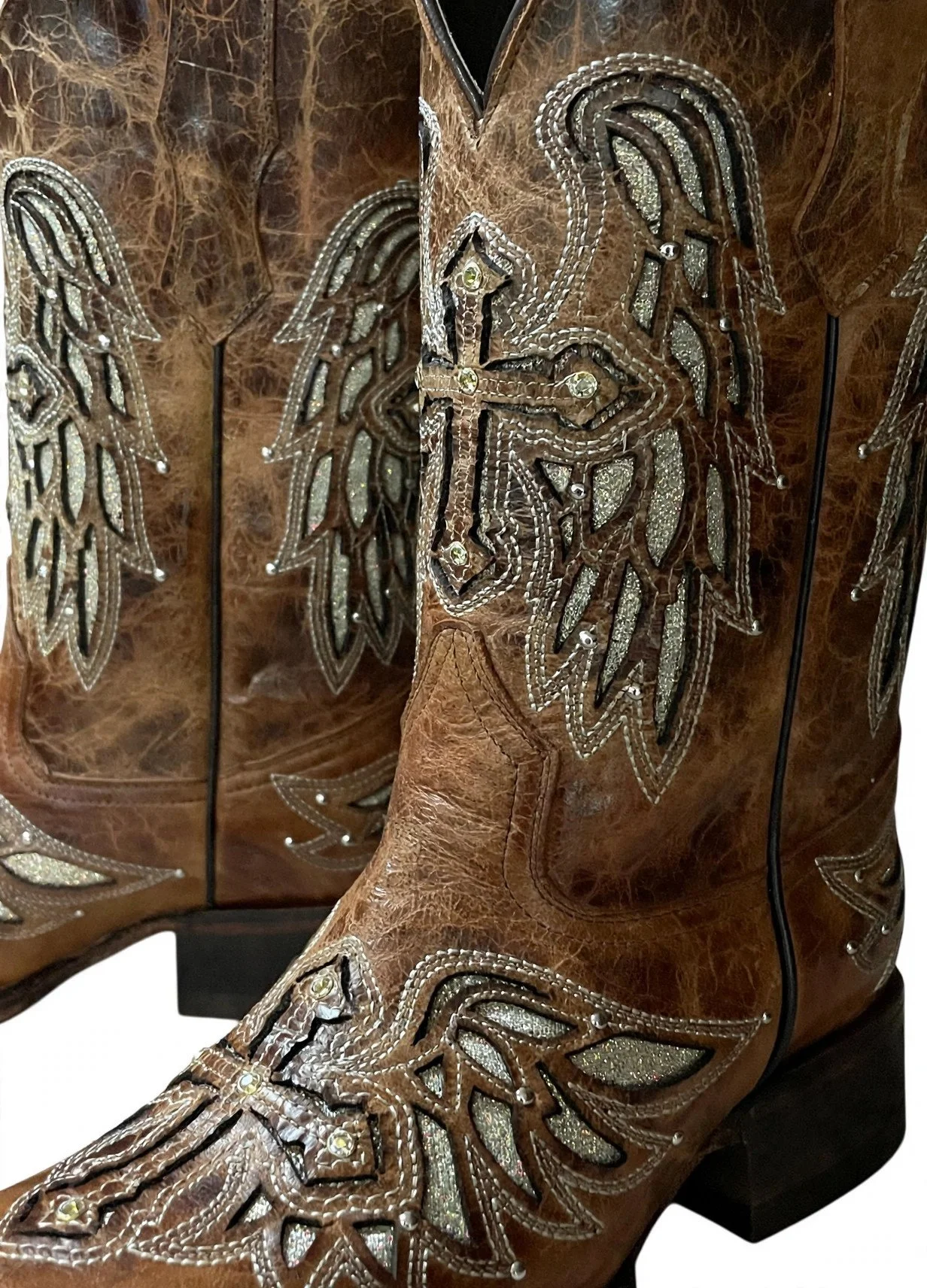 cross-wings-cognac-detail.jpg