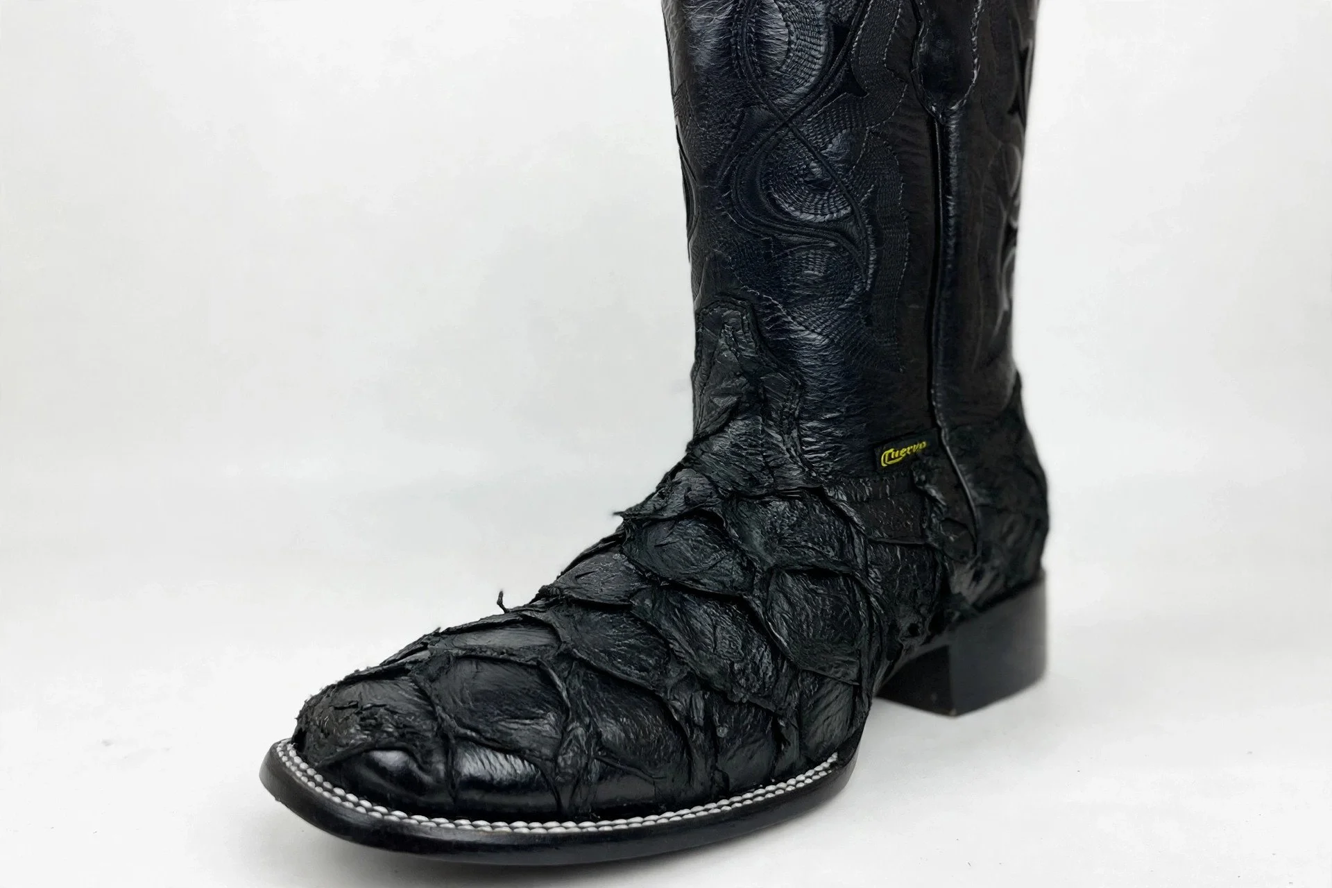 pirarucu-black-detail.jpg