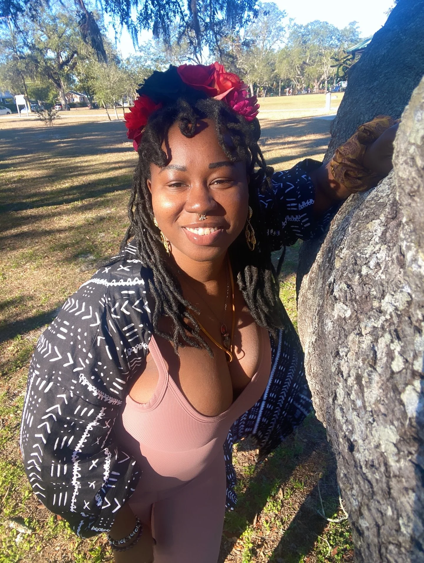 Heyy 🫶🏾 👋🏾 

🌻A simple grounding practice🌻

When you&rsquo;re communing with nature, count how many colors you see during your time. 

Notice the variation in colors: dark green, light green, maybe chartreuse💚💛✨ 

Maybe heget closer to the co