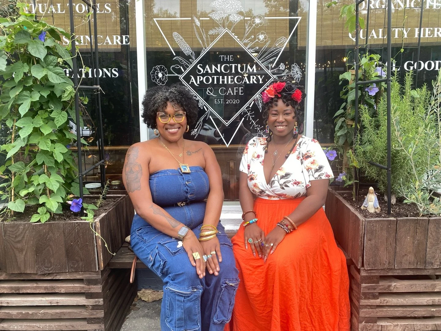 Nature loves me and I love her back✨

Out frolicking with @sacredstrategies and visited @the.sanctum.apothecary for the first time 😍