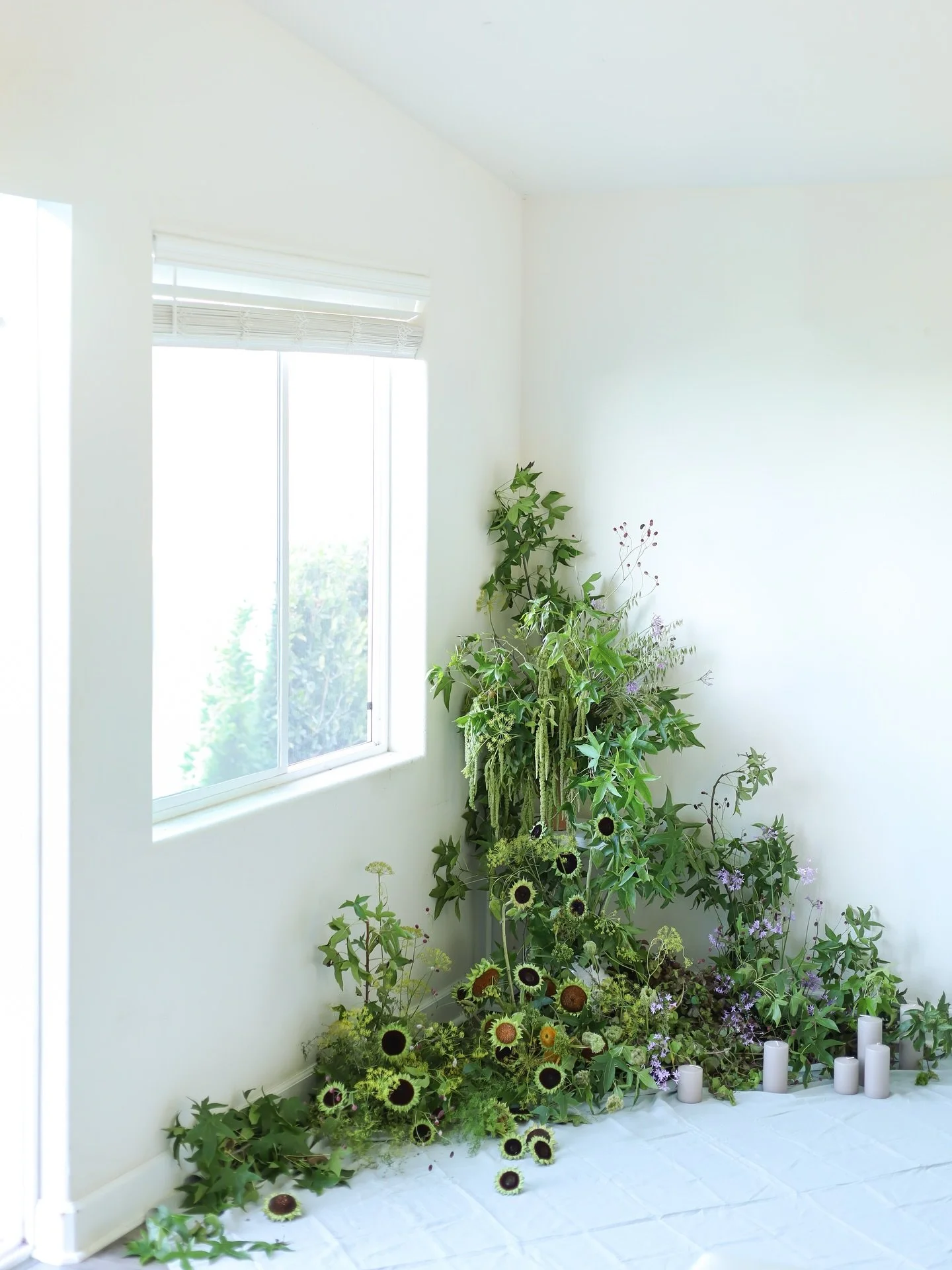 I always love bringing home some leftover flowers after weddings. It&rsquo;s so fun to rearrange them and see what I can create. It also lets me play with flowers that aren&rsquo;t really in my comfort zone &mdash; like sunflowers. 🌻 
Thank you Kati