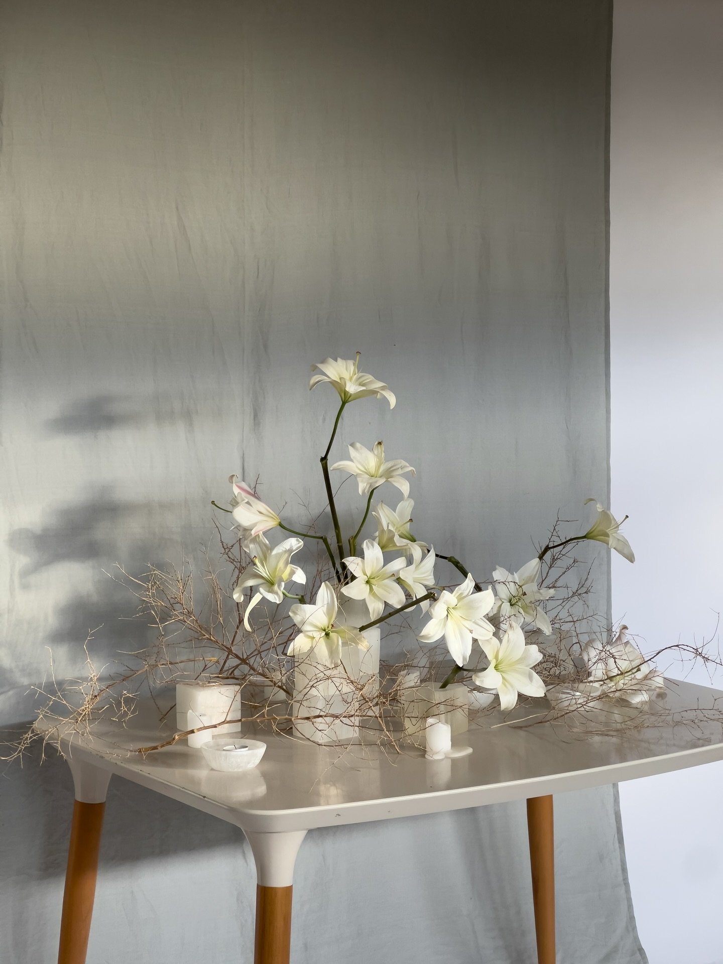 Lilies with a handful of tumbleweed branches.

#centralcoastweddings #santabarbarawedding #santaynezwedding #lawedding #californiawedding #centralcoastflorist #santabarbaraflorist #santaynezflorist #laflorist #weddingtablescape #weddinginspiration #w