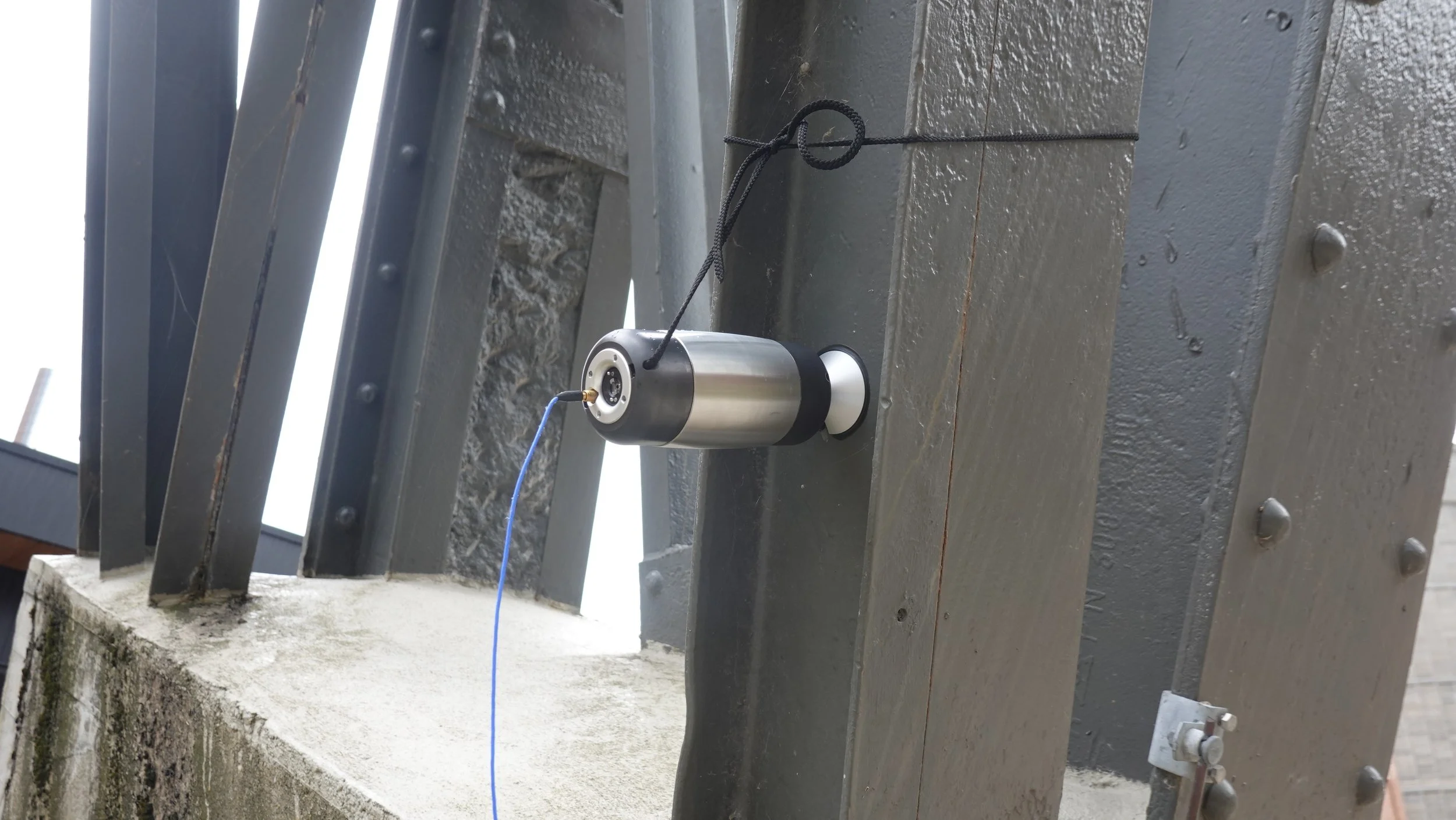 Qsls shaker mounted on a structure for on-site excitation, stiffness and mechanical impedance measurements