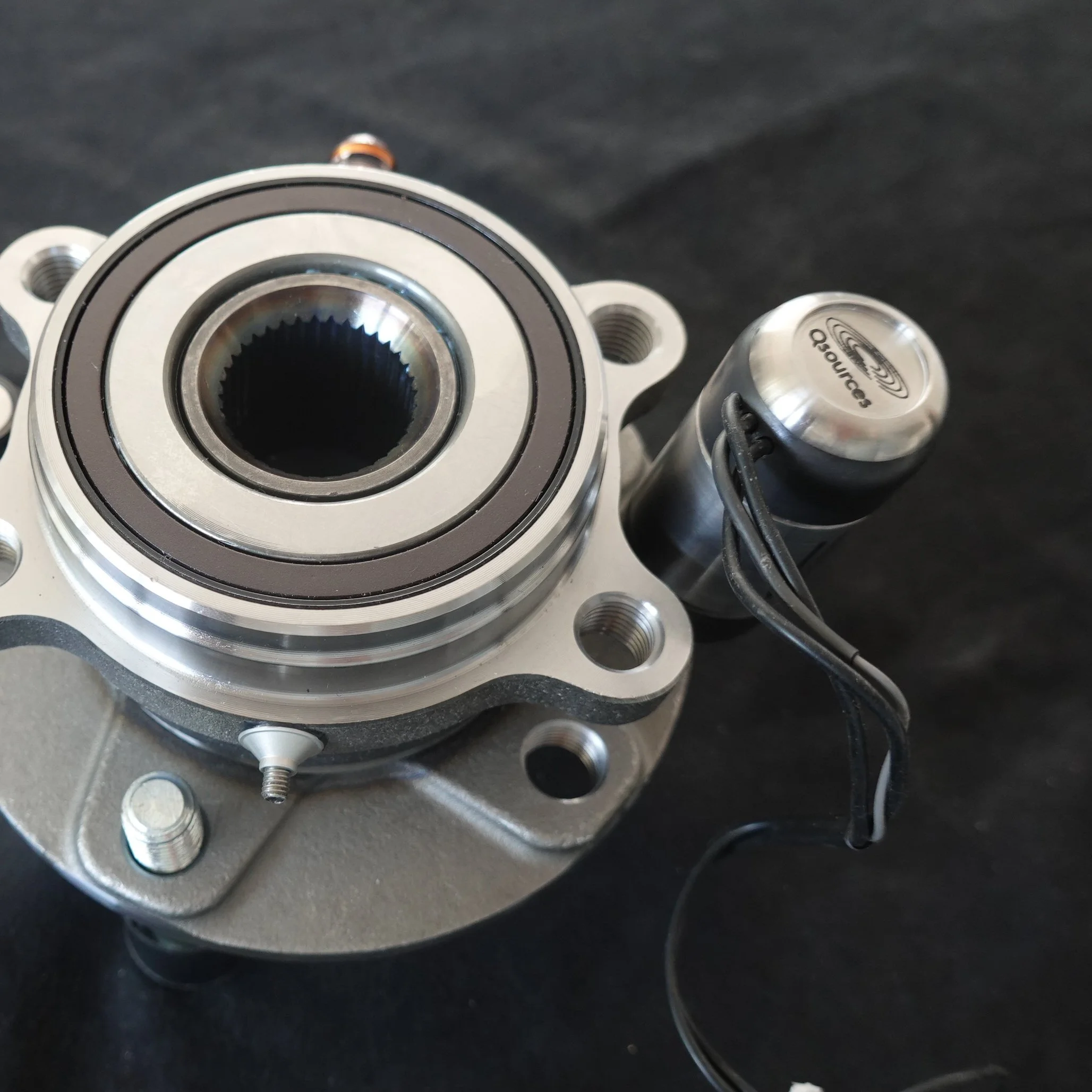 Qwis shaker mounted on a component for compact structural excitation and FRF testing