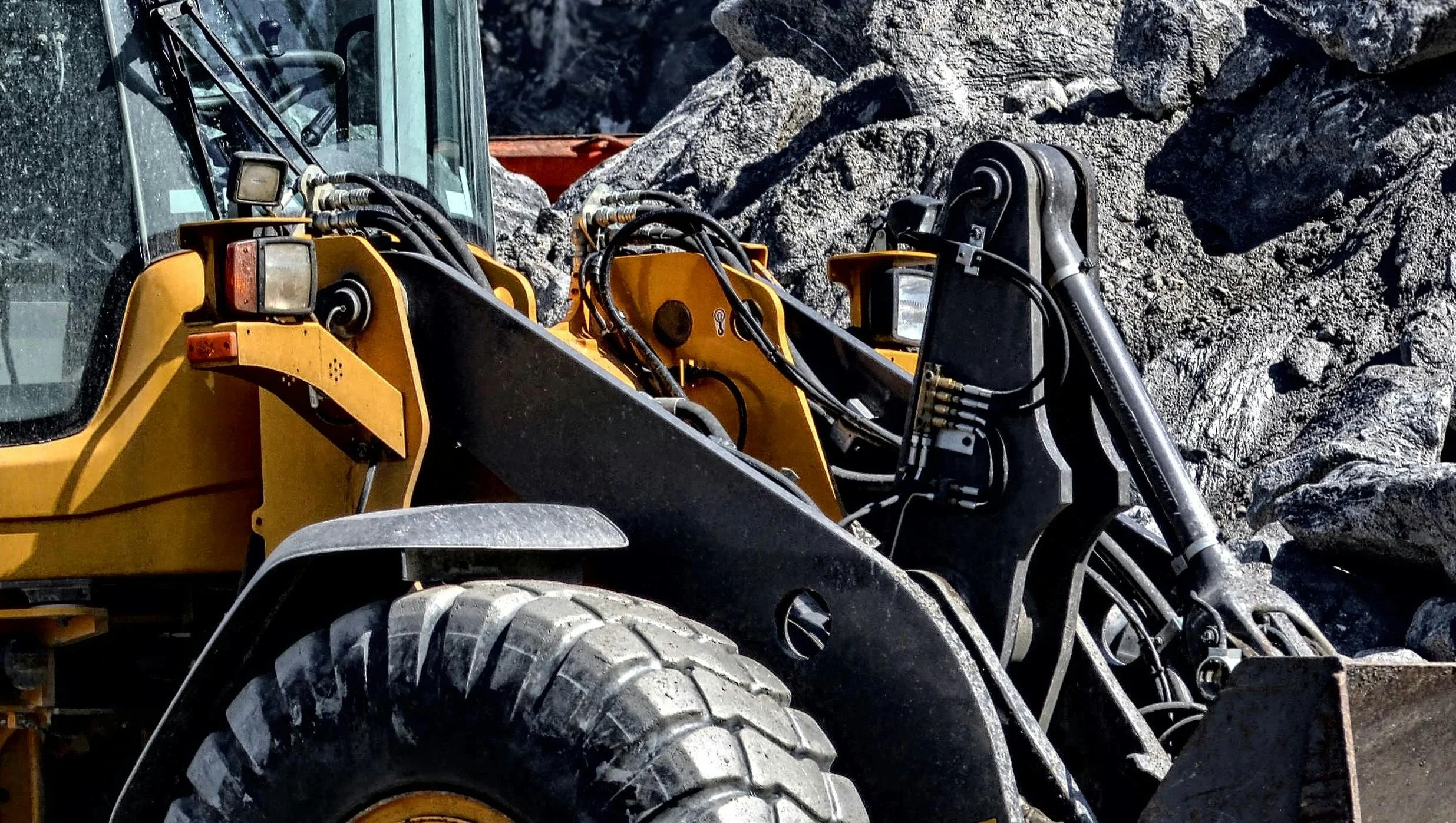 Hydraulics and pump systems context for high-frequency whine noise diagnostics