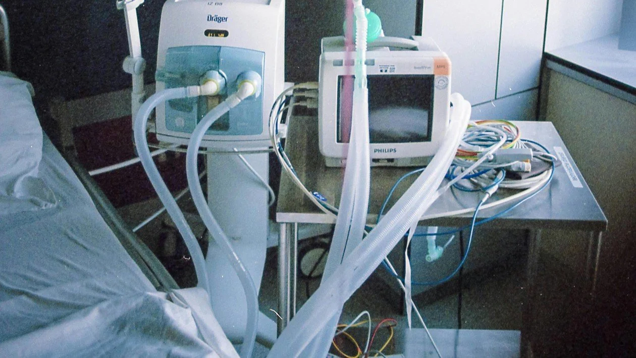 Hospital ventilator and monitoring equipment context for noise emission diagnostics