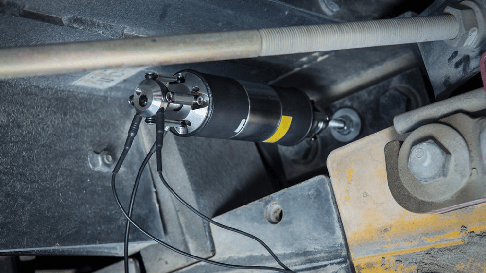 Thumper shaker mounted for structural vibration testing on large objects (Qtmp)
