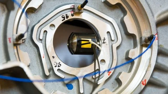 Qmsh shaker mounted inside a component housing for vibration excitation and response measurement