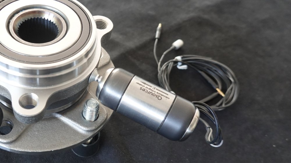 Qwis integral shaker with integrated force sensor and in-line accelerometer module