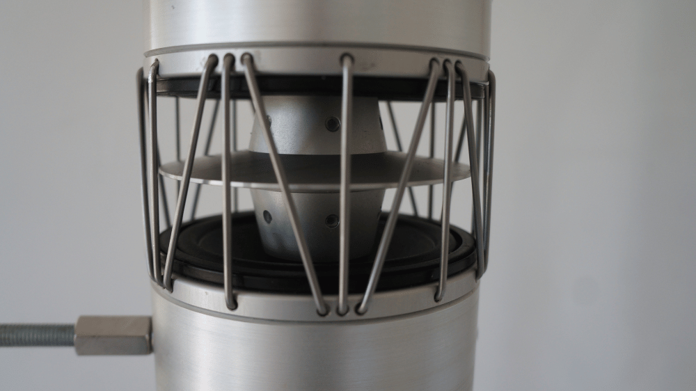 Ring radiator and driver assembly of the Qoms2 monopole source