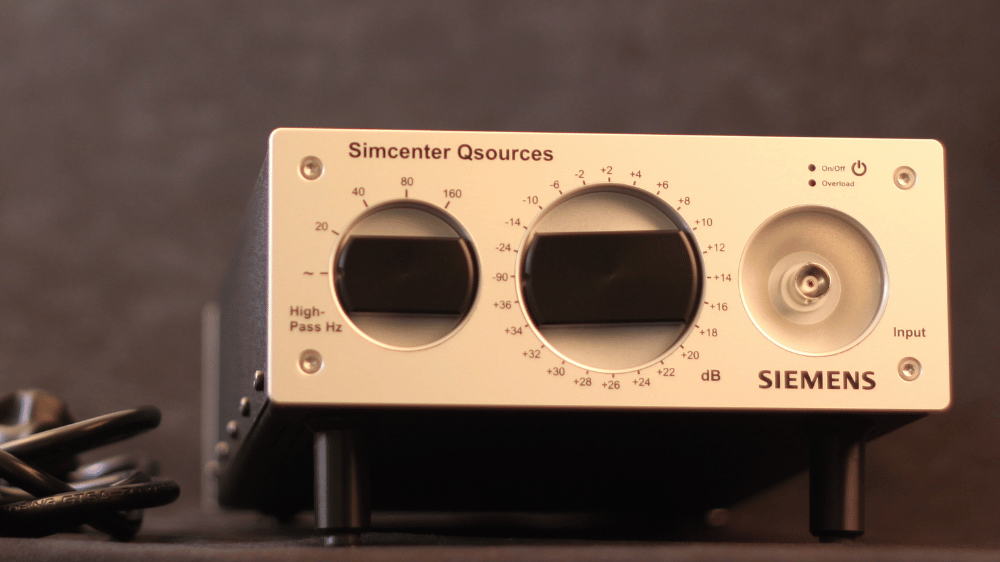 Front view of the Qamp high-accuracy measurement amplifier with lever control and high-pass filter