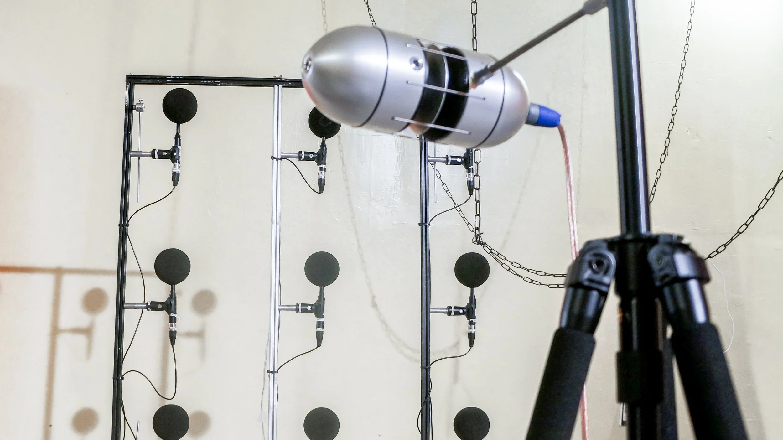 Room impulse response measurement setup using the Qoms2 sound source