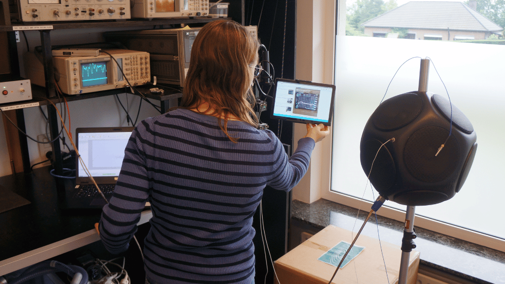 Laboratory acoustic excitation measurement setup with omnidirectional sound source