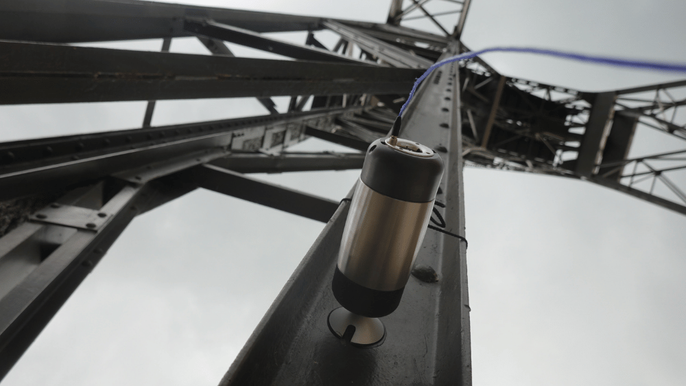 Self-supporting shaker mounted on a structure for on-site vibration, modes and input impedance testing