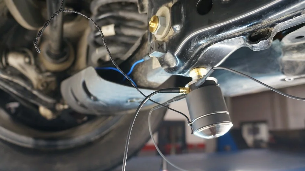 Qish shaker mounted under a vehicle for repeatable vibration excitation in limited access space