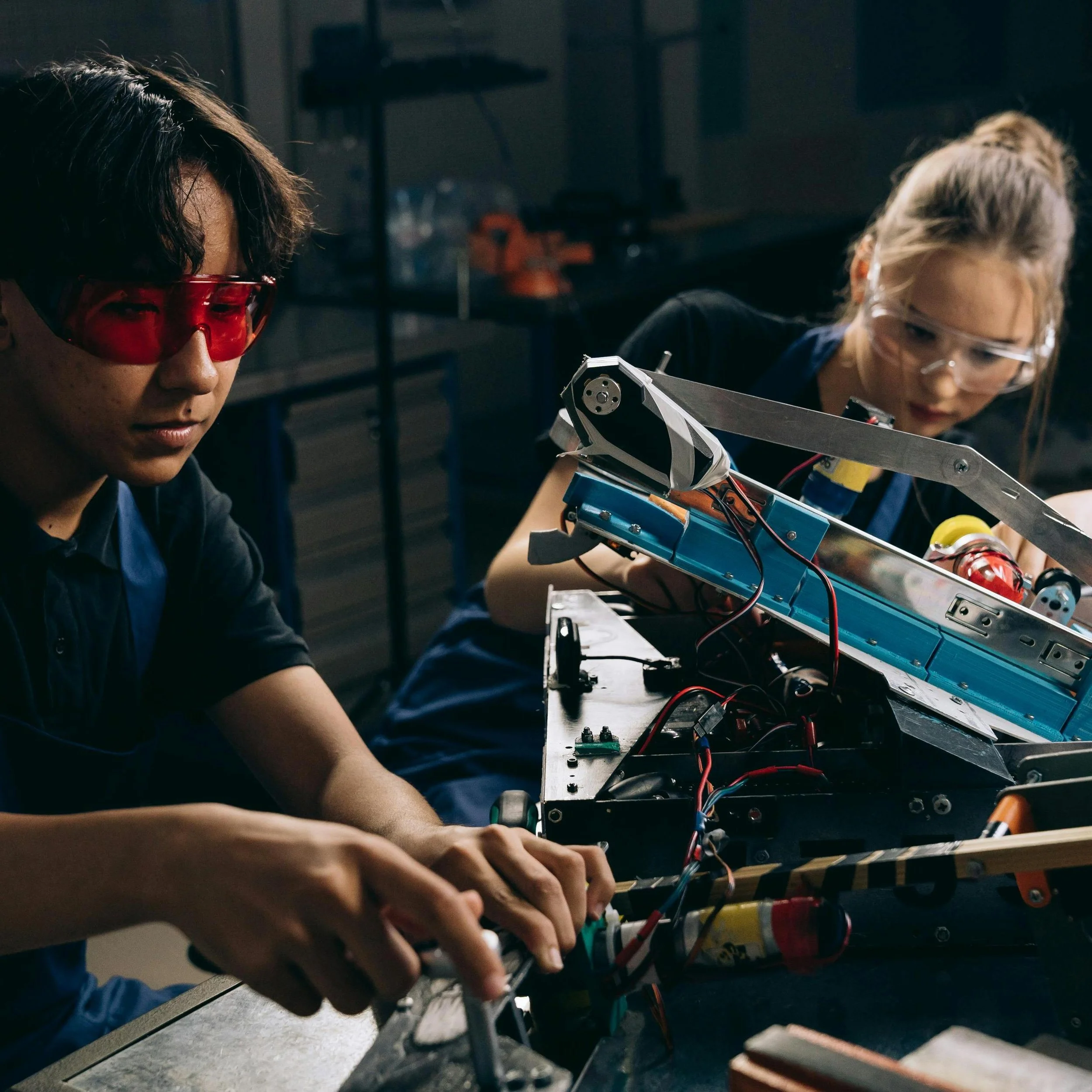 Robot prototype testing and lightweight structure vibration measurement context