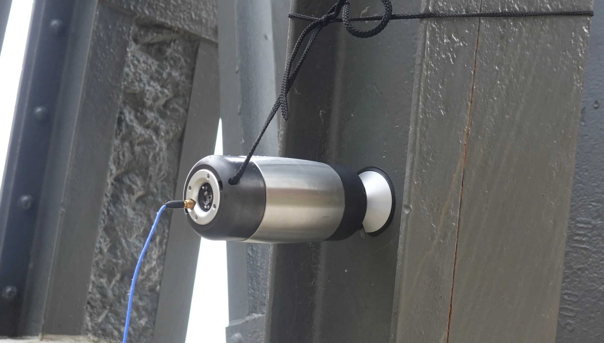 Self-supporting shaker mounted on structure for on-site vibration, modes and impedance