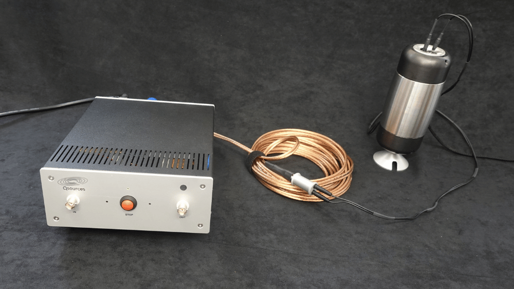 Qsls shaker with Qam amplifier set for controlled excitation and repeatable measurements
