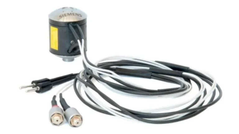 Qmsh miniature shaker with cables for integrated force and acceleration measurement