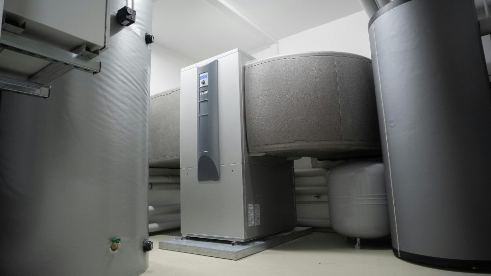 Heat pump installation context for noise and vibration diagnostics