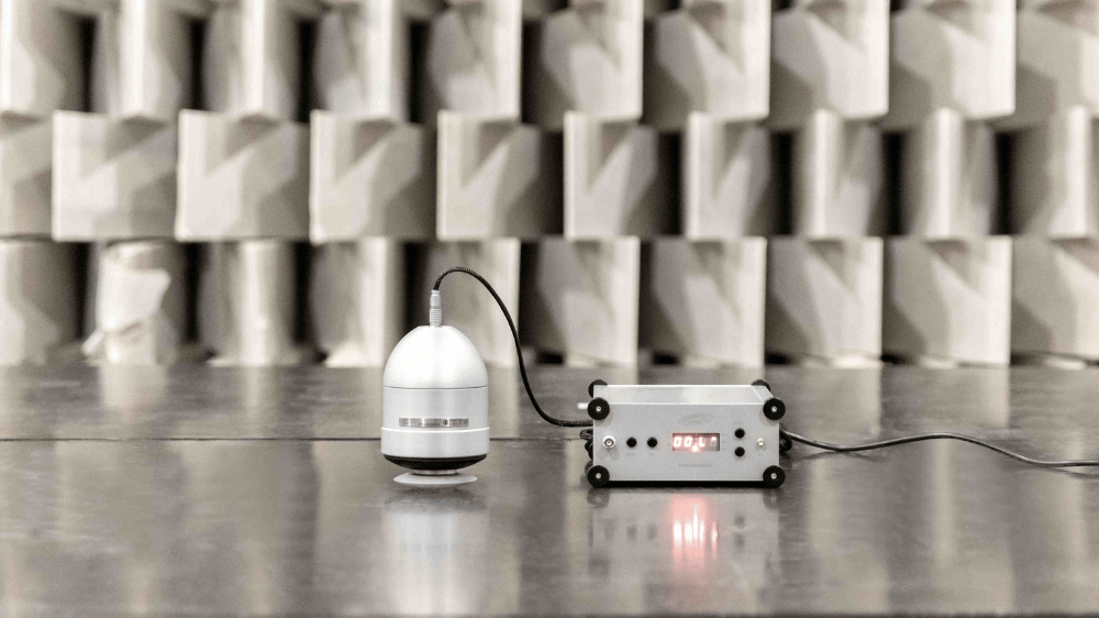 Qref monopole reference source for stable sound power and calibration reference