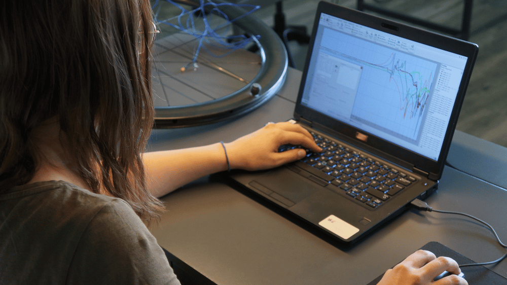 Processing and analysing measurement data for noise and vibration testing